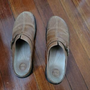 BASS- " Junior" Brown Leather Clogs With Side Velcro Buckle-Size 9M